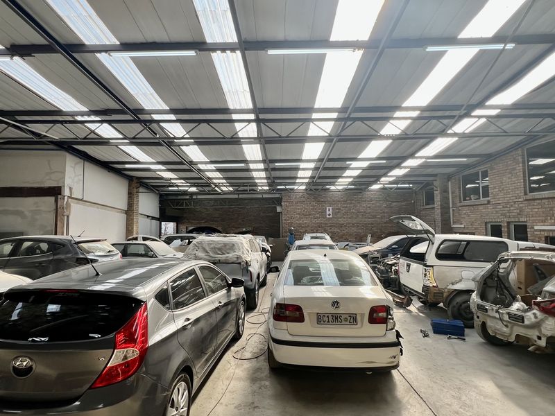 Prime Commercial Property with Workshop, Offices & Showroom Potential – Pietermaritzburg Central - Photo 3