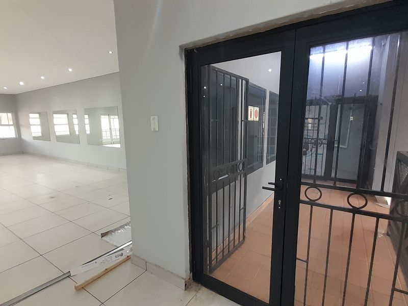 Versatile First Floor Commercial Space for Offices or Showrooms or Studio Use - Photo 8
