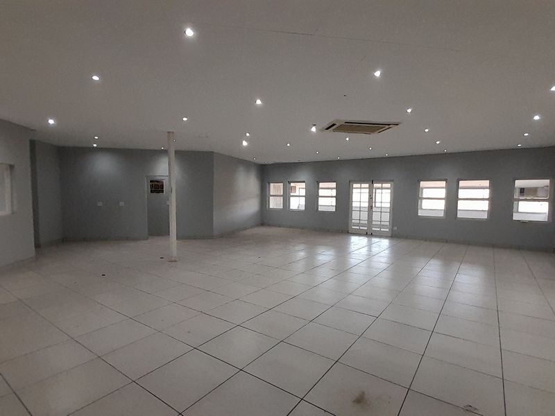 Versatile First Floor Commercial Space for Offices or Showrooms or Studio Use - Photo 3