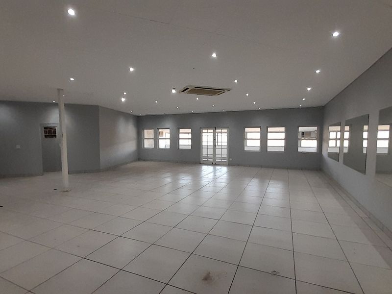 Versatile First Floor Commercial Space for Offices or Showrooms or Studio Use - Photo 2