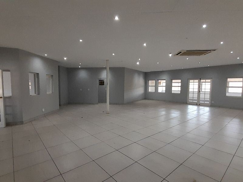 Versatile First Floor Commercial Space for Offices or Showrooms or Studio Use - Photo 4