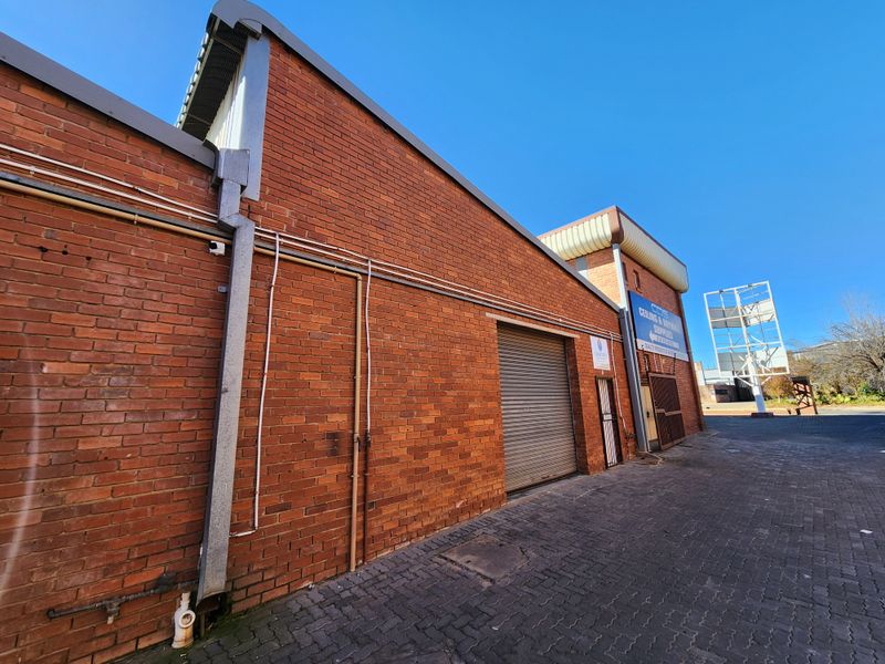 200m2 Warehouse To Let, Immediately Available in Koedoespoort Industrial - Photo 1