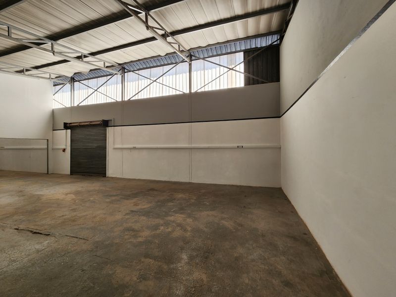 200m2 Warehouse To Let, Immediately Available in Koedoespoort Industrial - Photo 4