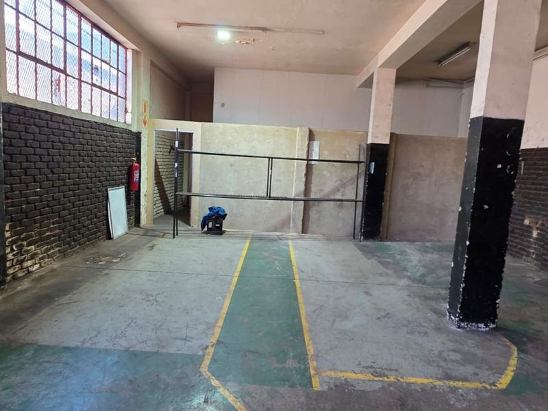 Commercial for sale in a busy street - Photo 6