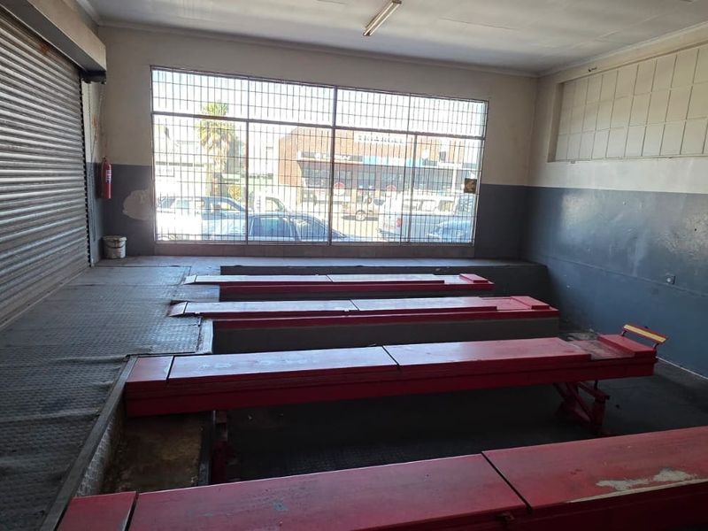 Commercial for sale in a busy street - Photo 5