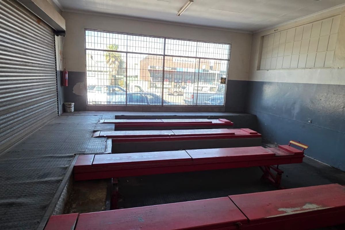 Commercial for sale in a busy street - Photo 5