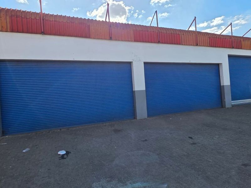 Commercial for sale in a busy street - Photo 2