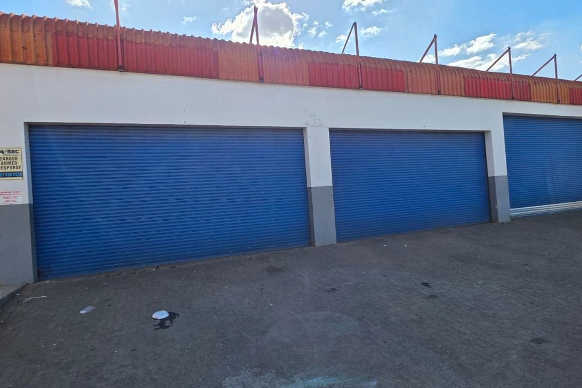 Commercial for sale in a busy street - Photo 2