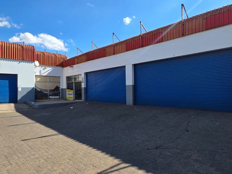 Commercial for sale in a busy street - Photo 3