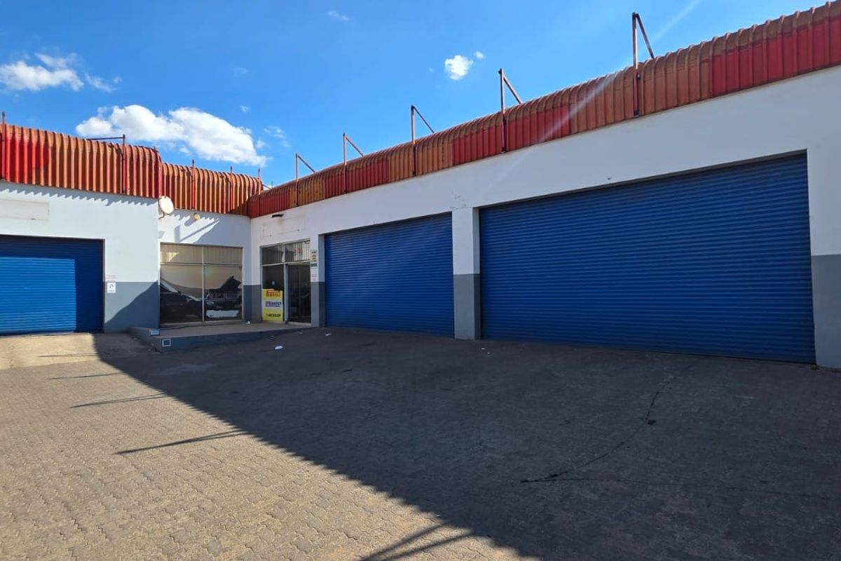 Commercial for sale in a busy street - Photo 3