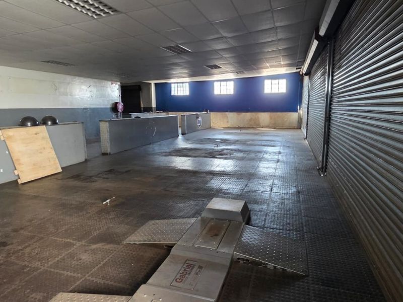 Commercial for sale in a busy street - Photo 4