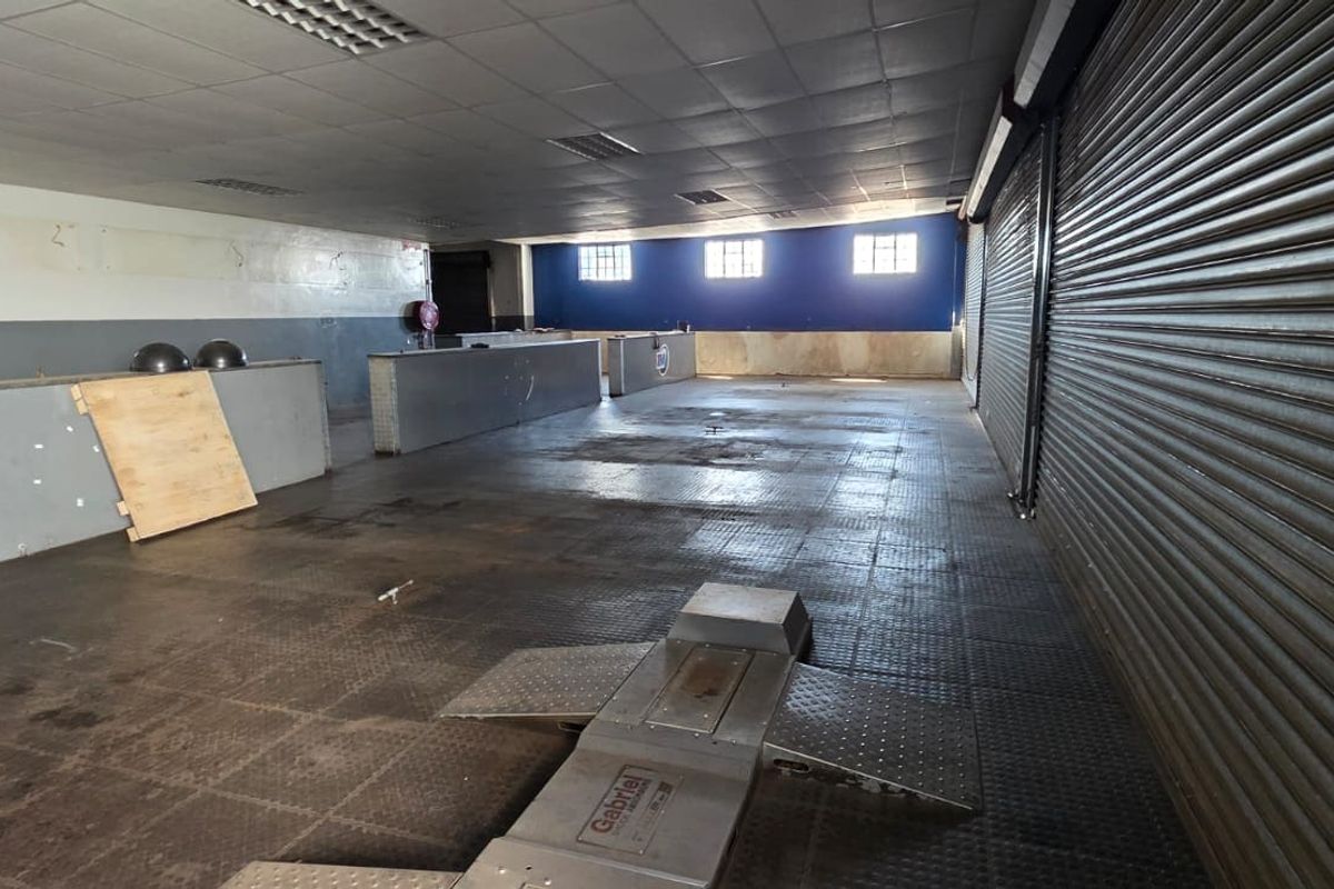 Commercial for sale in a busy street - Photo 4