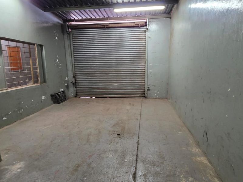 Commercial for sale in a busy street - Photo 10