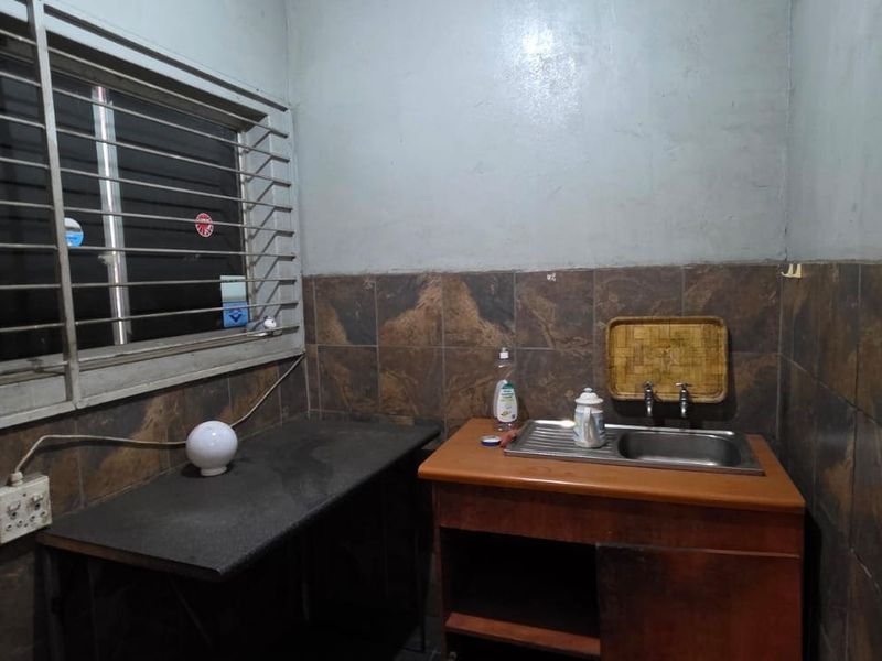 Commercial for sale in a busy street - Photo 9