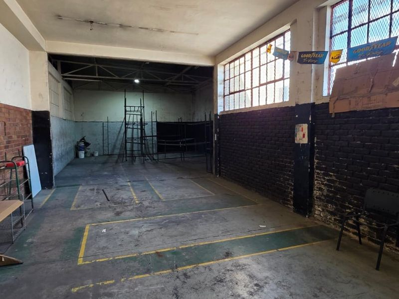 Commercial for sale in a busy street - Photo 8