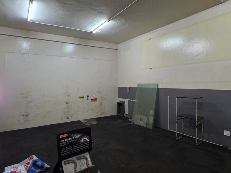 Commercial for sale in a busy street - Photo 7