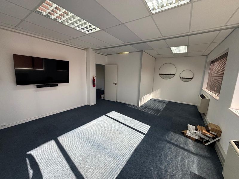 119sqm Office in Hilton to rent at R19505-00 per month plus Vat - Photo 6