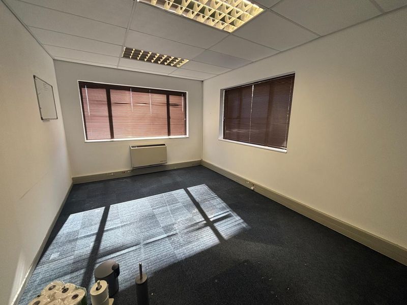 119sqm Office in Hilton to rent at R19505-00 per month plus Vat - Photo 5