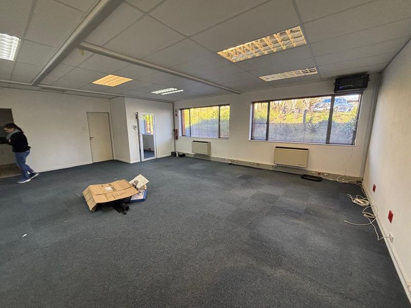 119sqm Office in Hilton to rent at R19505-00 per month plus Vat - Photo 3