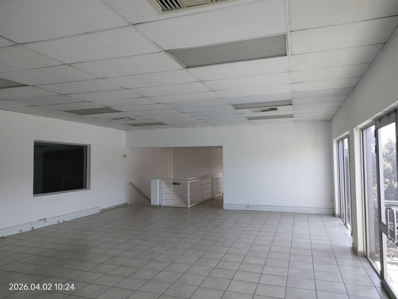 TO LET - 624m2 Showroom, Offices and warehouse. - Photo 10