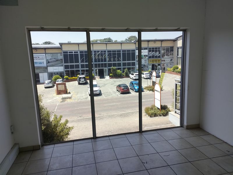 TO LET - 624m2 Showroom, Offices and warehouse. - Photo 8