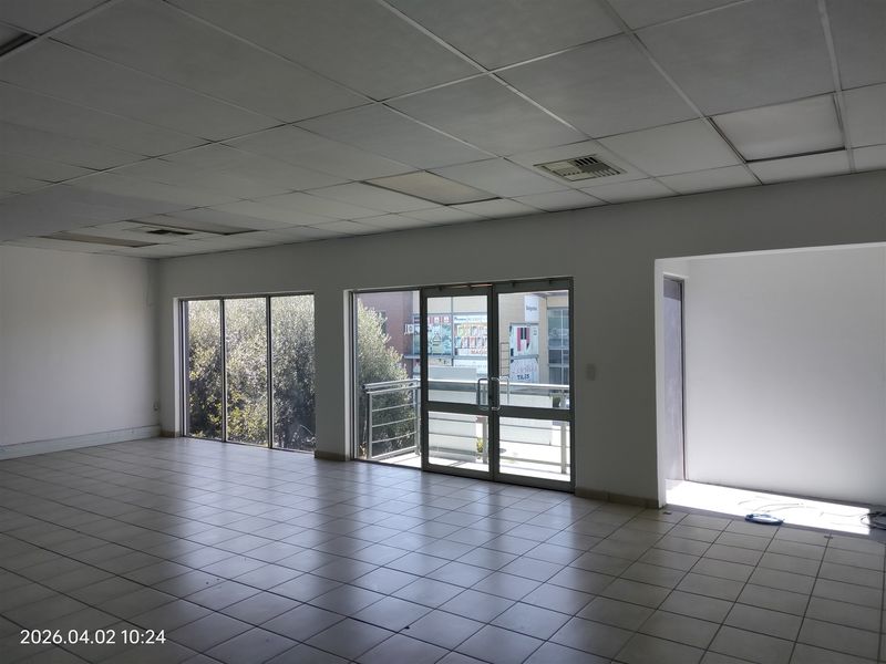 TO LET - 624m2 Showroom, Offices and warehouse. - Photo 6