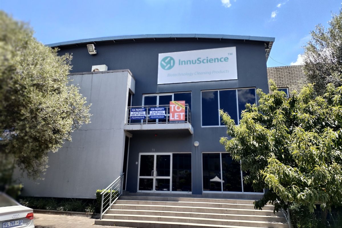 TO LET - 624m2 Showroom, Offices and warehouse. - Photo 2