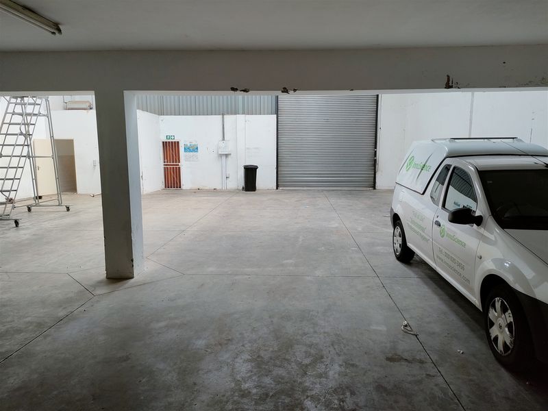 TO LET - 624m2 Showroom, Offices and warehouse. - Photo 5