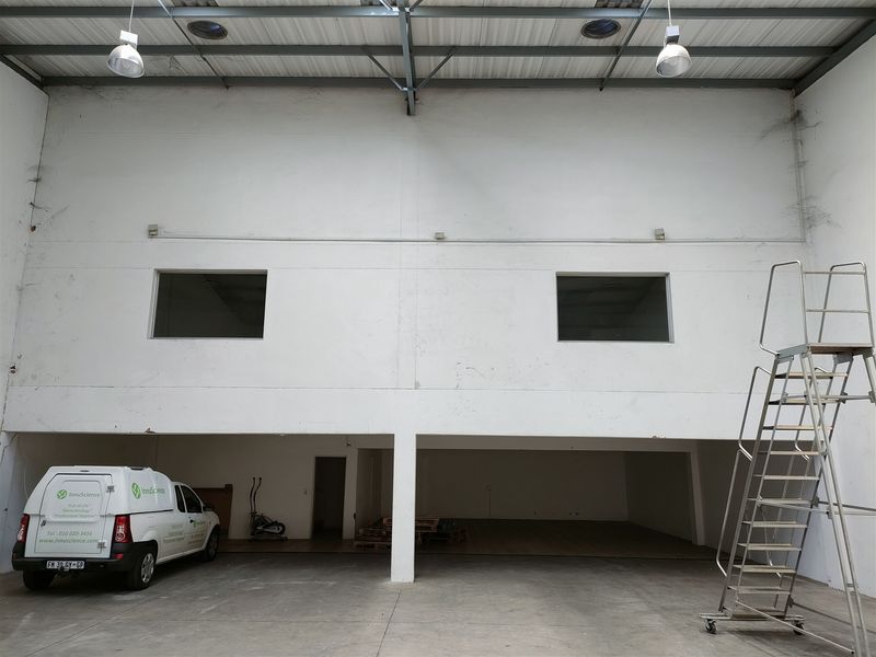 TO LET - 624m2 Showroom, Offices and warehouse. - Photo 7