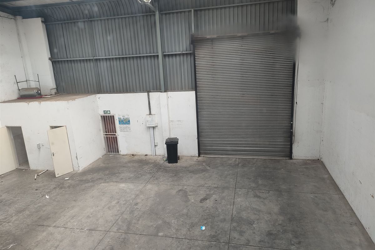 TO LET - 624m2 Showroom, Offices and warehouse. - Photo 4