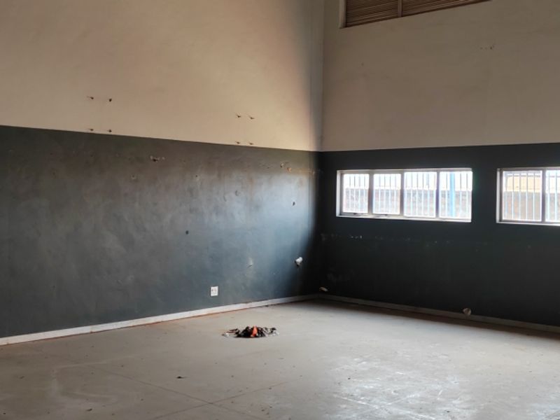 Warehouse to let - Photo 3