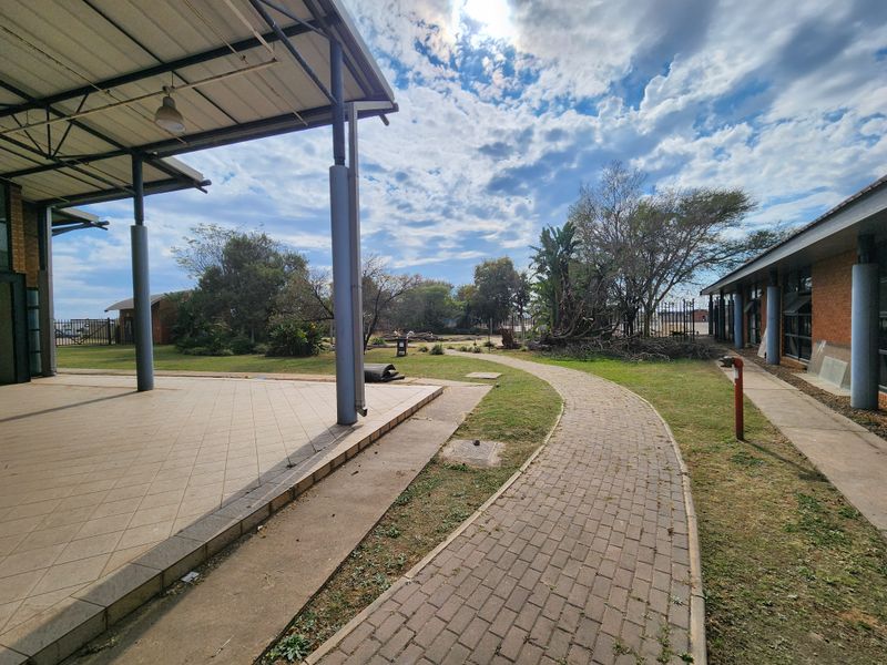 Exceptional 3,653m2 Warehouse in Rosslyn with Expansive 7,282m2 Yard & Superlink Access - Photo 10