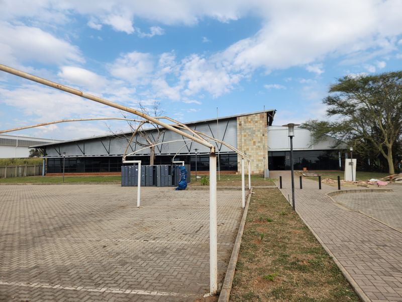 Exceptional 3,653m2 Warehouse in Rosslyn with Expansive 7,282m2 Yard & Superlink Access - Photo 2