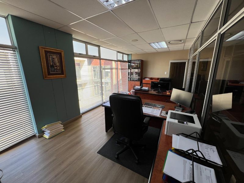 Commercial Office in Bendor - Photo 9