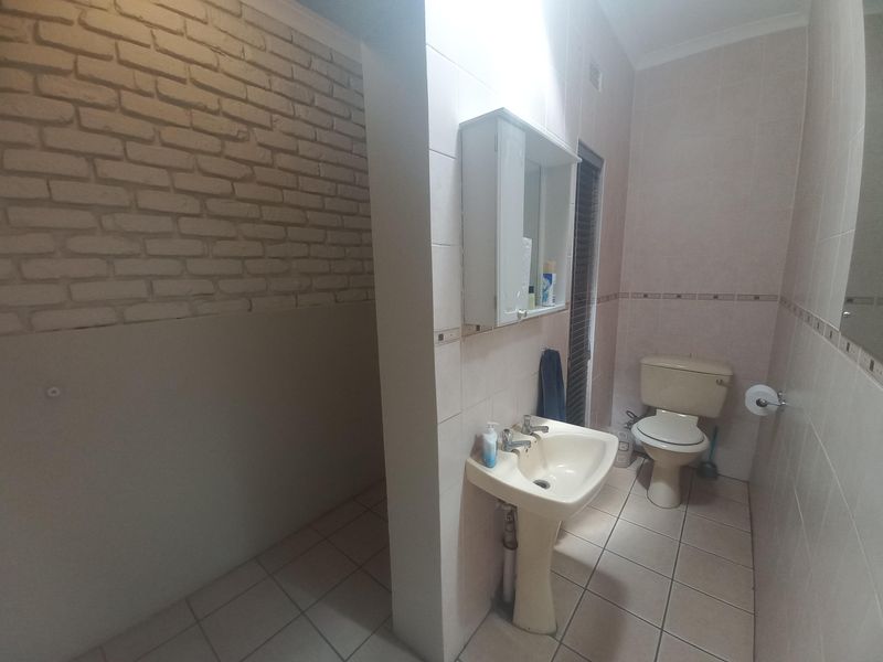 Commercial property for sale in Vanderbijlpark with existing tenants. - Photo 5