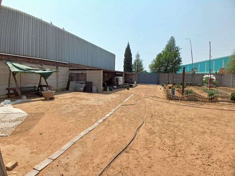 Big stand for sale in Vaalpark industrial area with municipal services - Photo 2