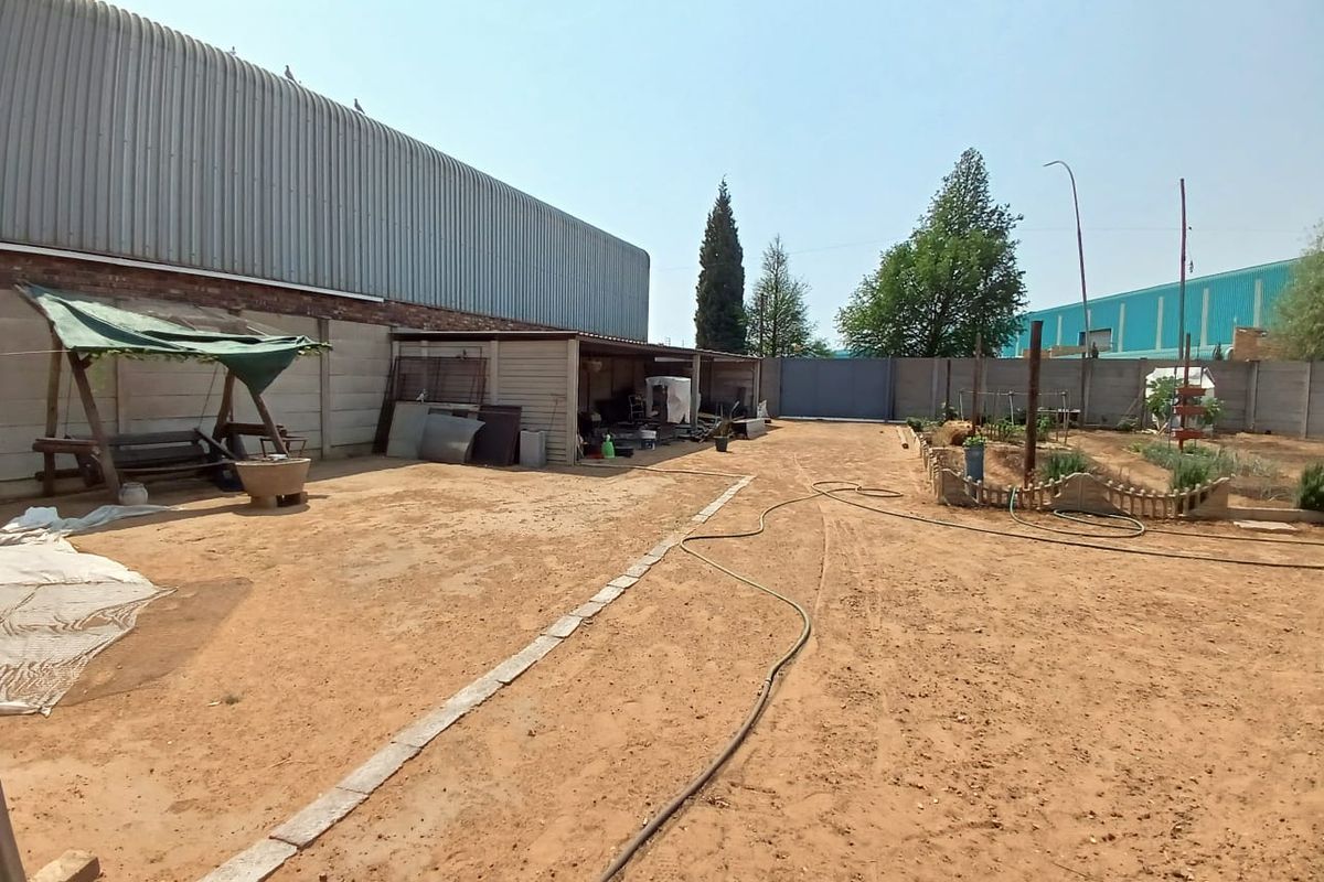 Big stand for sale in Vaalpark industrial area with municipal services - Photo 2