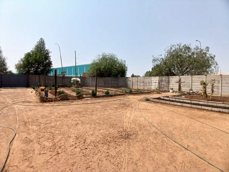 Big stand for sale in Vaalpark industrial area with municipal services - Photo 3
