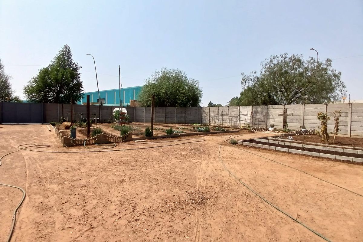 Big stand for sale in Vaalpark industrial area with municipal services - Photo 3