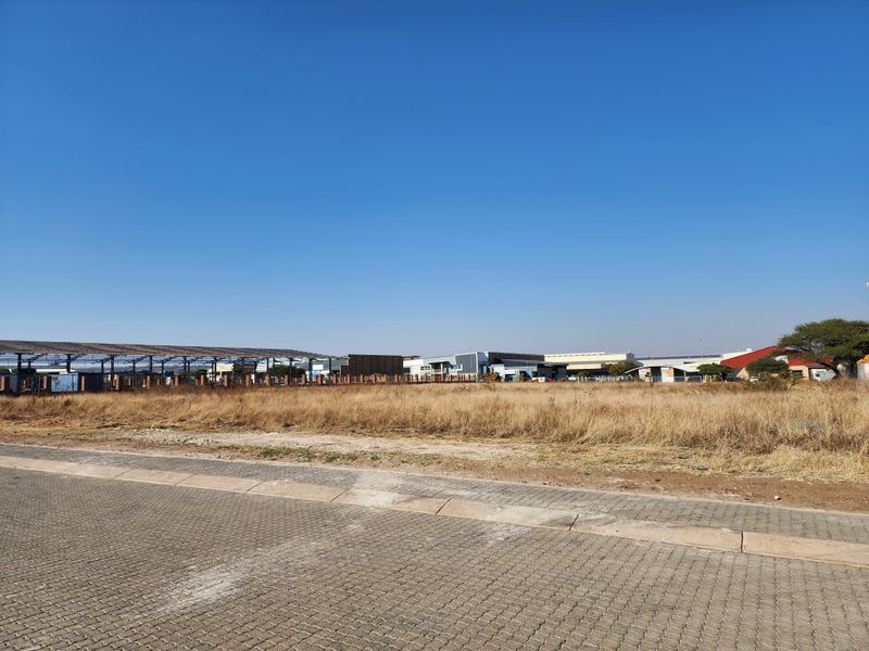 Vacant Industrial Land in Prime Location – Endless Development Potential! - Photo 2