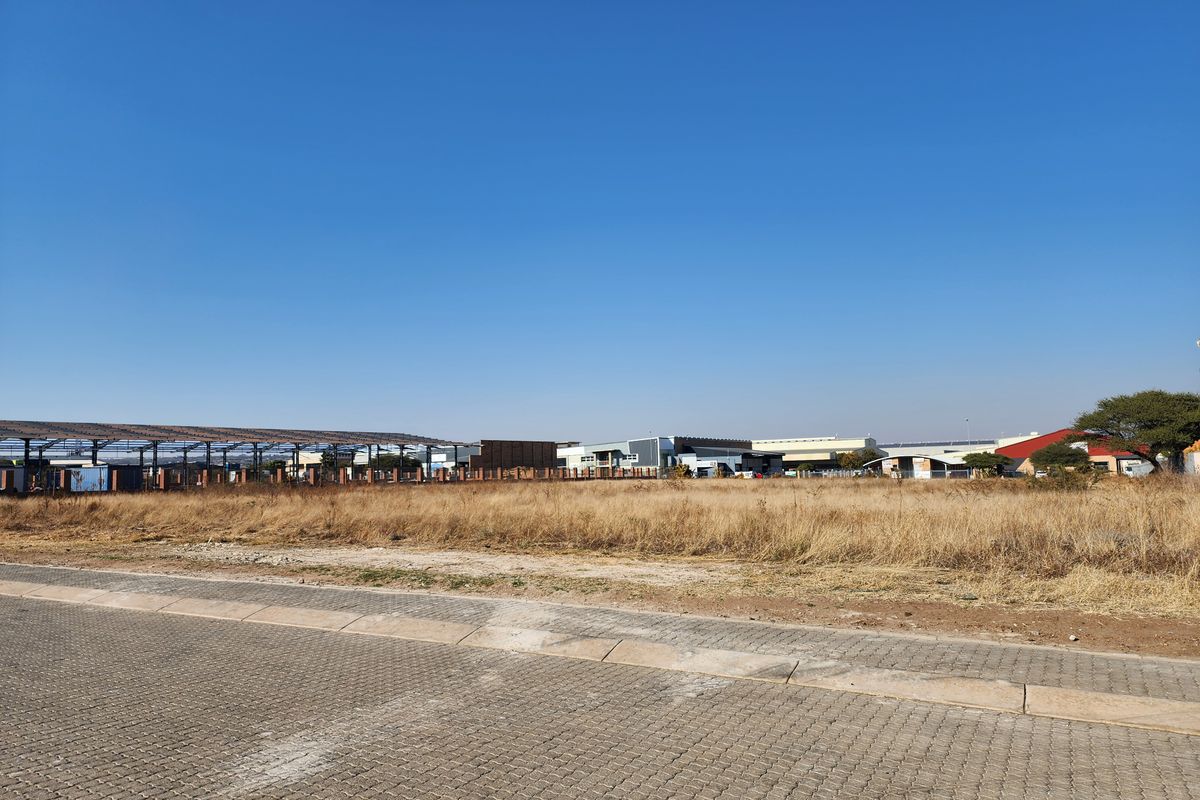 Vacant Industrial Land in Prime Location – Endless Development Potential! - Photo 2