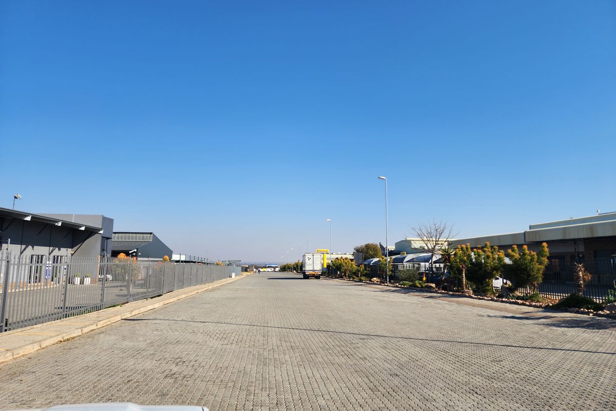 Vacant Industrial Land in Prime Location – Endless Development Potential! - Photo 3