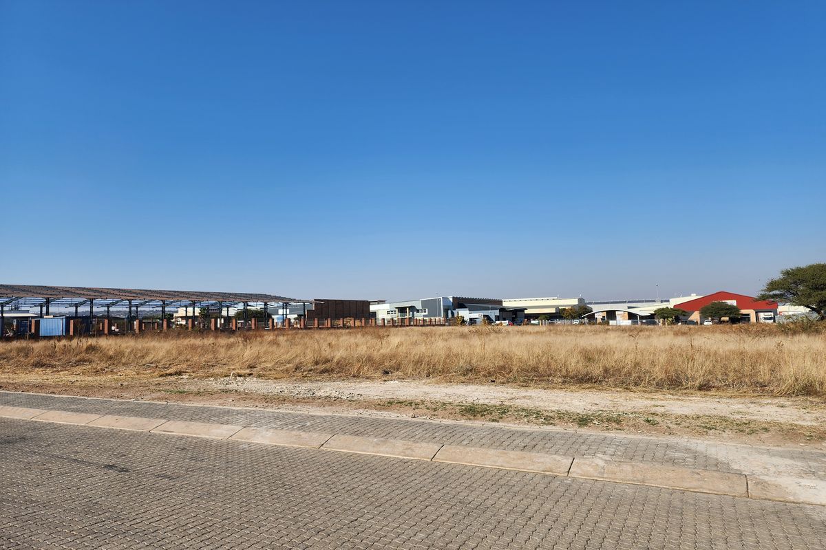 Vacant Industrial Land in Prime Location – Endless Development Potential! - Photo 4