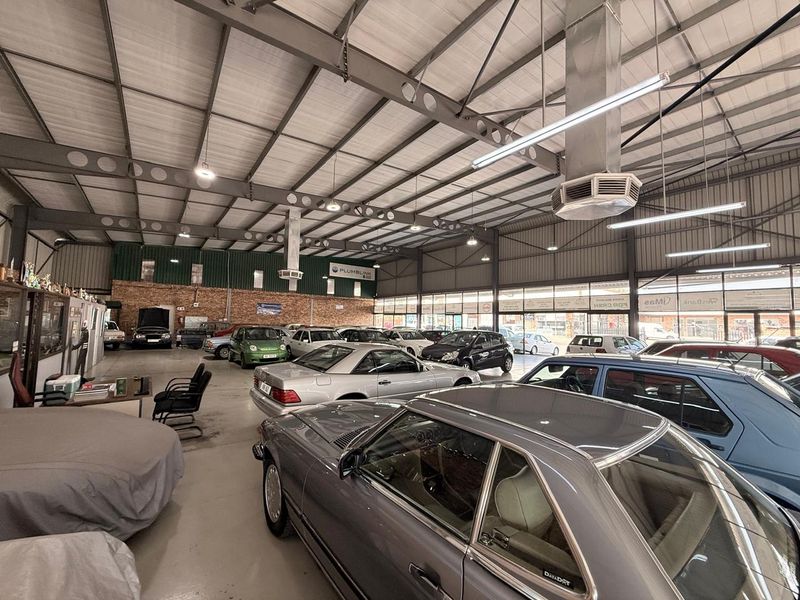 Corner Building to Rent at busy Intersection - Photo 10