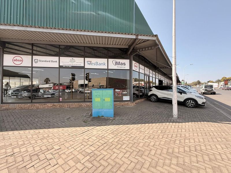 Corner Building to Rent at busy Intersection - Photo 9