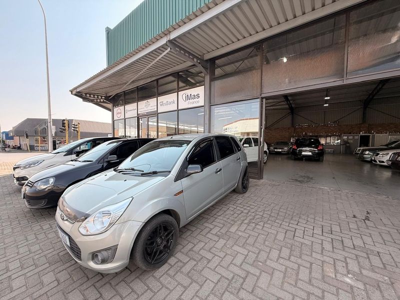 Corner Building to Rent at busy Intersection - Photo 3