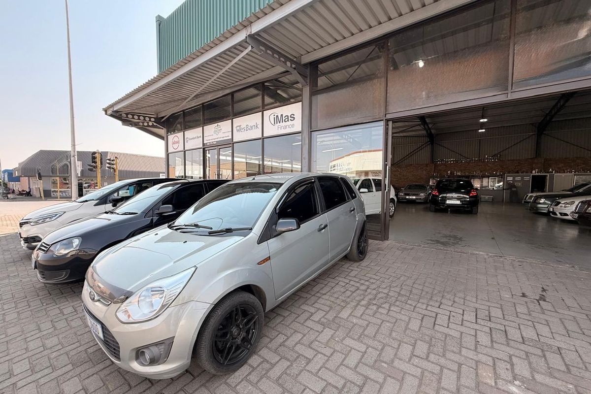 Corner Building to Rent at busy Intersection - Photo 3