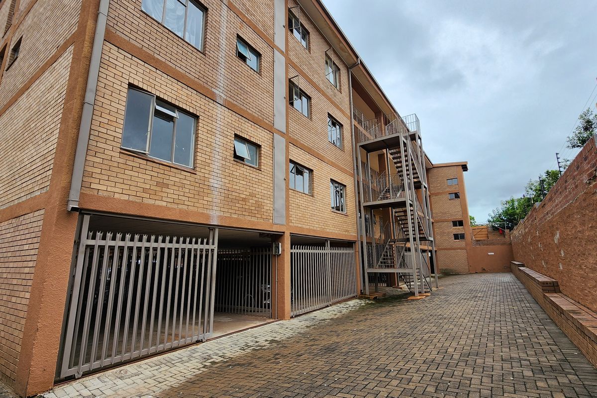 HIGH-YIELD INVESTMENT OPPORTUNITY | 12-UNIT RESIDENTIAL COMPLEX - Photo 2