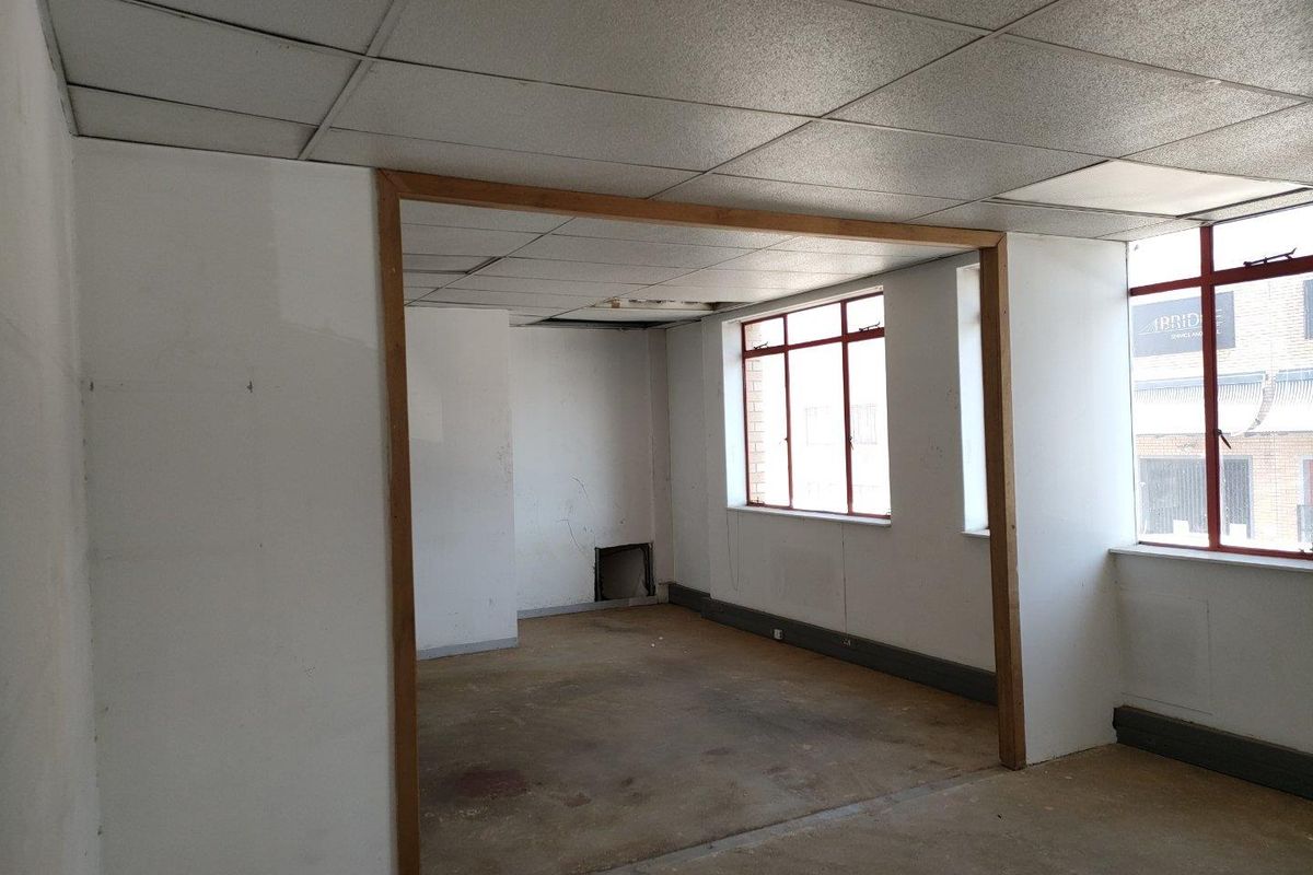 1154m2 Warehouse TO LET - Photo 4