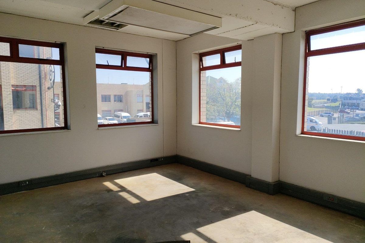 1154m2 Warehouse TO LET - Photo 3